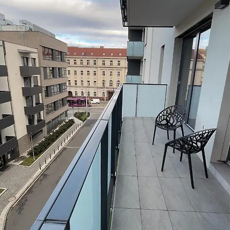 Modern Stylish With Private Garage Apartmán